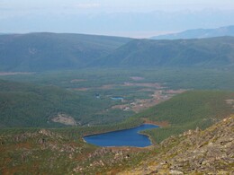 Вид на верховья Богунды и Оикты. Вдали - долина Баргузина и Баргузинский хребет