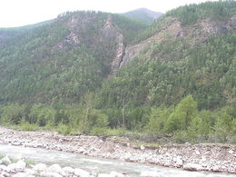водопад на левом борту долины