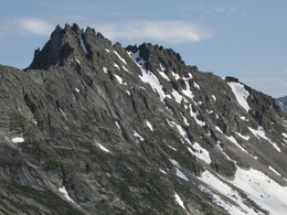 скалы на левом борту долины под перевалом