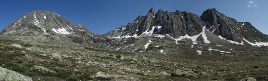 скалы на левом борту долины и вершина 2388 слева