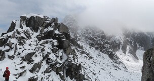 вид с перевала на юго-запад, вершина 2296 в облаке, правее спуск к Интаху