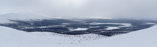 вид на котловину озера Luirojärvi, слева - вершина Sokosti