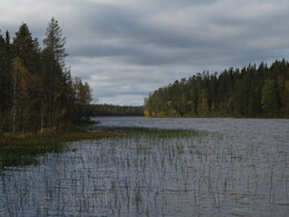 озеро Kulmakkojärvi, тут тоже есть изба