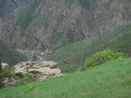 скалы и основная тропа внизу