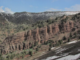 скальная стенка на правом борту долины и приток за ней