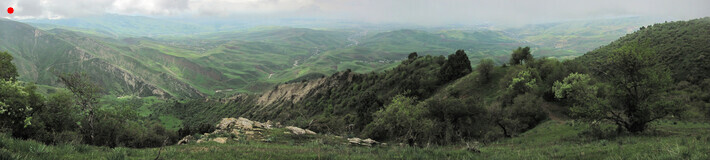Вид на юг с края хребта. Слева долина Акджара, справа -- Ширкента, между ними -- кишлак Кадычи