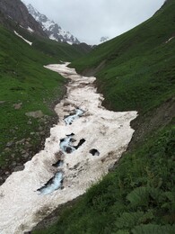 река постепенно выходит из-под лавинного выноса