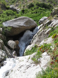водопад под большим камнем