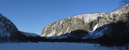 вид вниз по долине, справа показался водопад Mollisfossen
