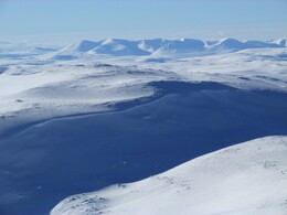 горы на юго-западе, на границе Норвегии и Швеции