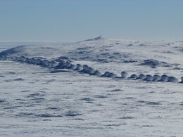 изгородь, залепленная снегом и столб на соседней вершине, который мы видели на подходе к горам