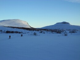 выходим к озеру Мееконярви. Справа -- гора Saivaara, на вершине которой находится табличка в честь Урхо Кекконена.