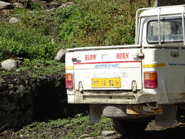 обычные надписи на местных грузовиках: "blow horn" и "use dipper at night" ("гудите" и "используйте ближный свет")