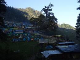 утренний вид на палаточный лагерь