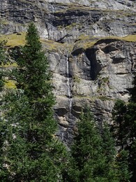скалы и водопады на другом берегу