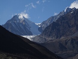 Вид вверх, вершина Khhang Shiling (6360). Слева от нее - перевал Парахио (не виден), справа - вершина Shigri Parbat (6526)