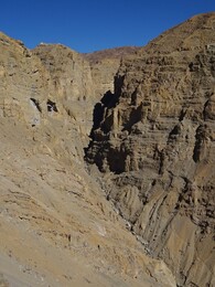 еще один вид на каньон, на левом берегу видна тропа, заходящая в него