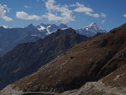 спуск с перевала Ротанг,  гора Hanuman Tibba (5860 м) и горы Seven Sisters левее нее