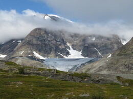 ледник Medtbreen и гора Jiehkkevárri над ним