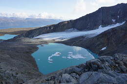 Вид на спуске с перевала Riehppi на ледник Rottenvikbreen, озеро Rottenvikvatnet и Lyngen фьорд