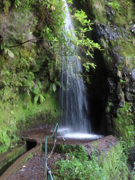 небольшой водопад на входе в очередной туннель