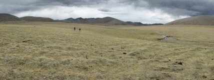 плато в верховьях Дод-Хэм-Гола, горы впереди -- хребет Яматын-Нуру