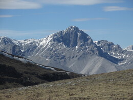 вершина Биту-Ула (3083) к северо-северо западу -- одна из наиболее заметных гор в этом районе