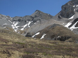 вид назад: гора Сыпучая (в центре), перевал Черный справа от нее
