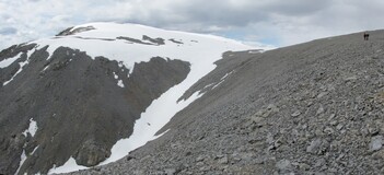 выходим на предвершинное плато, в центре -- снежник над водопадом, вершина слева