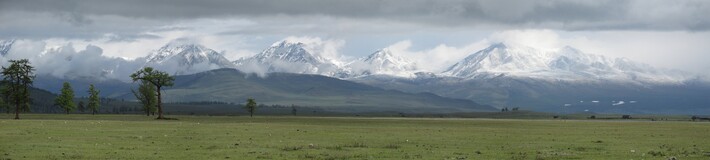 хребет Большой Саян, слева гора Мунку-Сардык