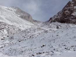 перевал Горизонт и пик Доронг (2538) слева от него