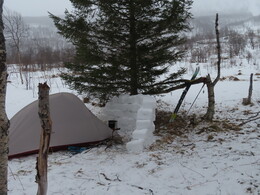 палатка и снежная стенка