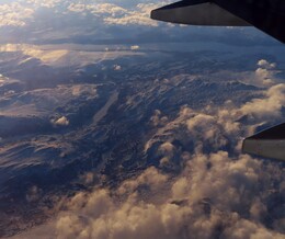 вид на горы из самолета