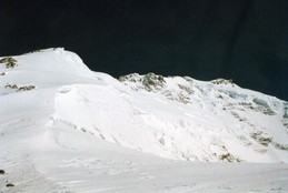 Вид на южный гребень Музтаг-Аты с лагеря 6300. Ровная поверхность справа находится за линией отрыва