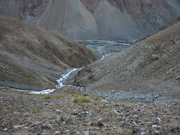 впадение р.Мана в Бардару, справа видна тропа