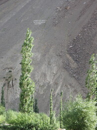 надпись на склоне -- в честь открытия ГЭС