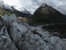 вид назад, слева подходит Красноармейский ледник