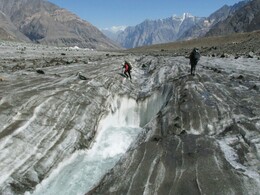 река уходит в ледовый колодец