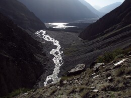 Вид назад. Внизу река Мал.Танымас, справа вылезает конец ледника Федченко, вдали -- долина реки Беляндкиик.
