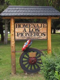 памятник пионерам в парке Lago Verde