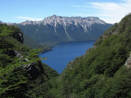 вид на озеро Palena с верхнего края водопада