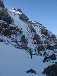 ледопады на стенах каньона