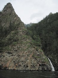 водопад напротив устья Хэрмэшэлэйшэ-Хара-Гола