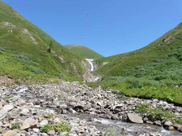 водопад на прав. притоке контролирует вход в красивейшую горную долину