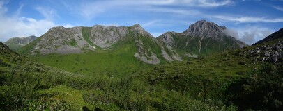 вид назад, справа видна вершина 2400 над перевалом 4-х Медведей