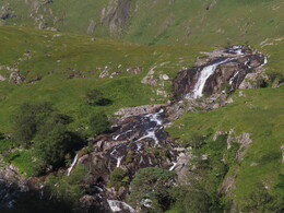 водопады в низовьях долины