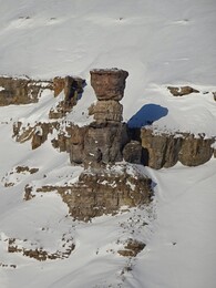 каменная ваза на соседнем склоне