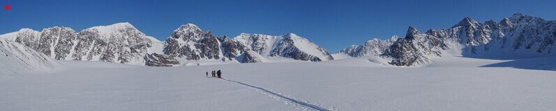 горы в верховьях ледника Трюггве