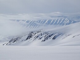 видна гора Trikolorfjellet за ледником Миттаг-Леффлера