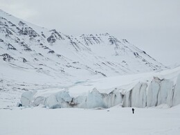 ледяная стенка над озером Hoglandvatnet, Юра ищет свои санки